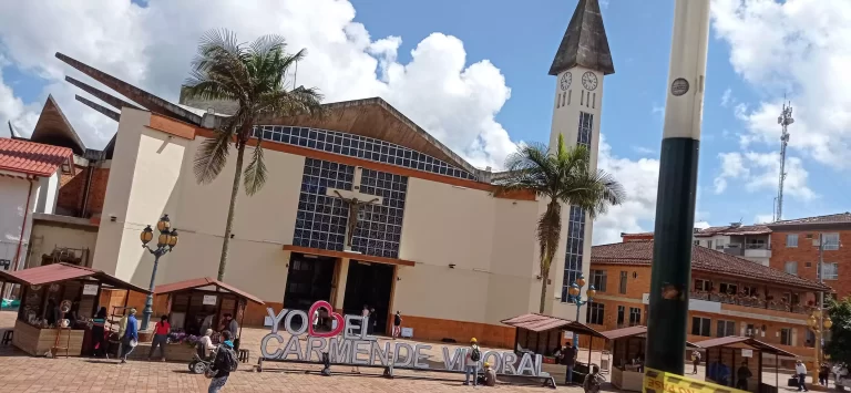 Avanzan las obras de mejoramiento de la vía El Carmen – El Santuario.