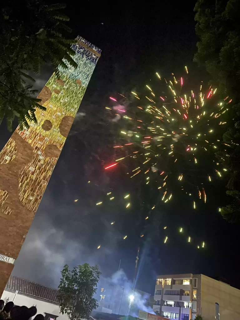 Las noches de París se reflejaron en las «Fiestas Patronales de la Virgen del Carmen», las luces se conjugaron en la tierra de las vajillas decoradas a mano