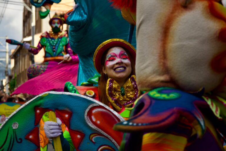 Festival Internacional de Teatro «El Gesto Noble»: 20 Mil Personas Disfrutan del Color y la Alegría en el Carnaval de Comparsas en El Carmen de Viboral