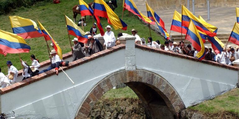 Un 7 de Agosto de 1.819: Bolívar y su ejército libertador «Soldados Campesinos Criollos», Consiguen la independencia absoluta de la Madre Patria España – «La Nueva Granada».