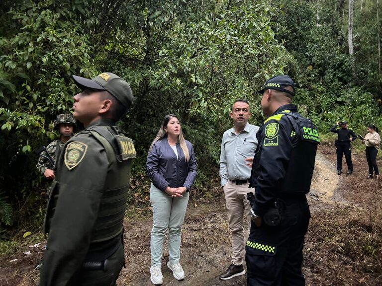 Alcaldesa de La Ceja, hace presencia en la vereda Piedras junto a la Fuerza Pública, para verificar situación de seguridad en la zona.