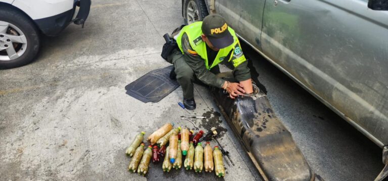 Policías descubren 50 kilos de coca camuflados en tanque de gasolina.