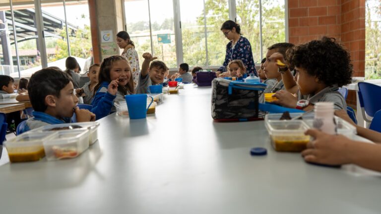 En Rionegro 184 estudiantes ya reciben su alimentación escolar preparada en las instituciones y servidas en el sitio