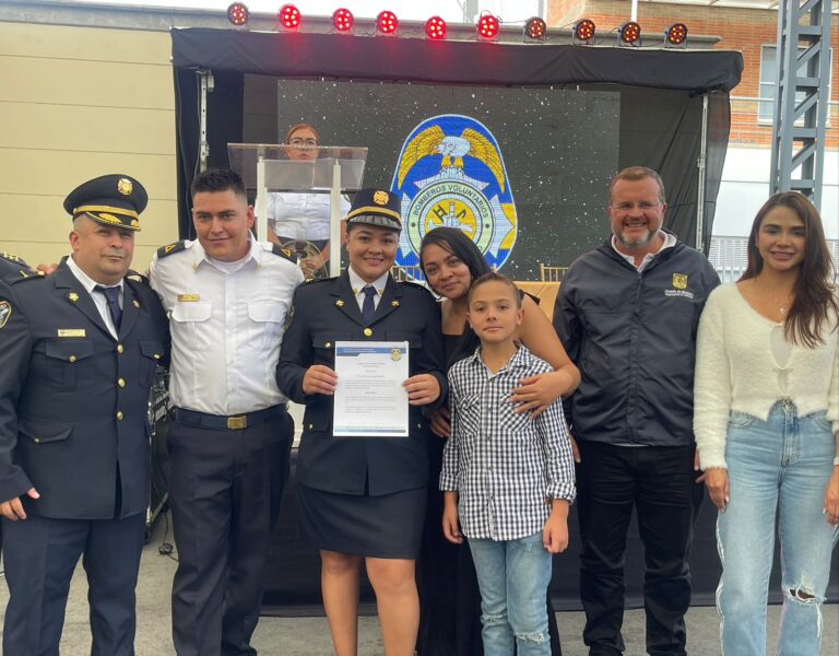 El Cuerpo de Bomberos Voluntarios de Rionegro ya cuenta con 23 nuevos voluntarios. 6 nuevos suboficiales, entre Ellos la primera Mujer que asciende a Cabo