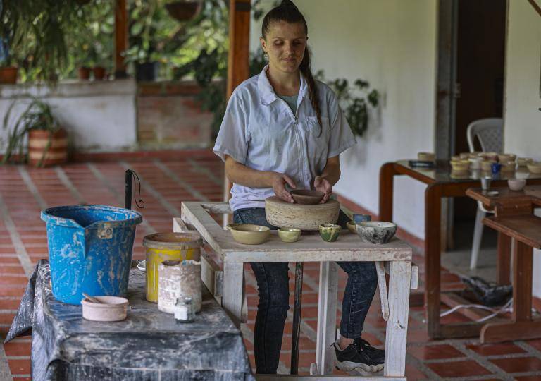 Isabel Cristina: La Inspiradora alfarera de El Carmen de Viboral que Redescubrió la Luz a Través de la Cerámica Después de Perder la Vista