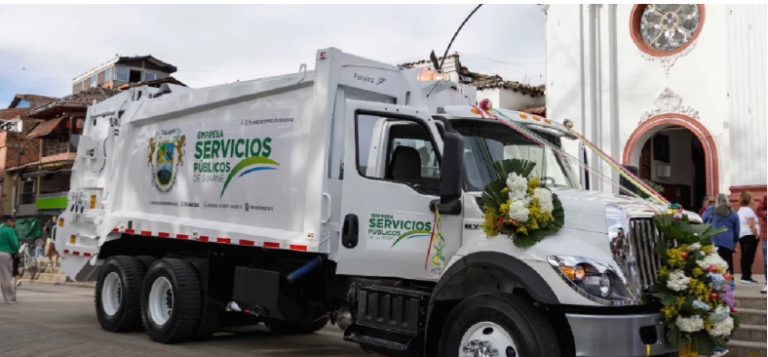 Guarne moderniza su servicio de aseo con la incorporación de un nuevo vehículo recolector.