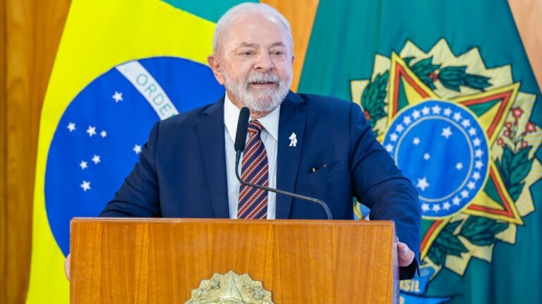 Lula sanciona ley que prohíbe el uso de celulares en escuelas de Brasil