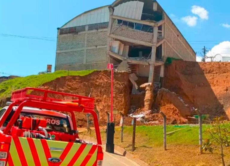 Colapso de Cuatro Pisos de un Edificio en la Vía Medellín-Bogotá.