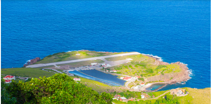 El aeropuerto más pequeño del mundo: una pista de 400 metros entre acantilados y vistas impresionantes al Caribe.