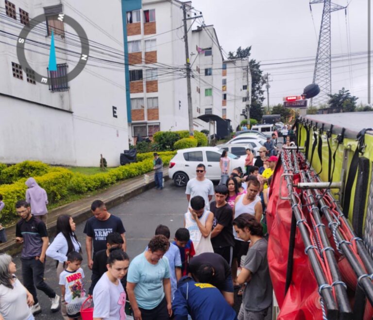 Bomberos de Rionegro, en articulación con EPM y la Alcaldía, garantizan abastecimiento de agua potable en zonas afectadas.