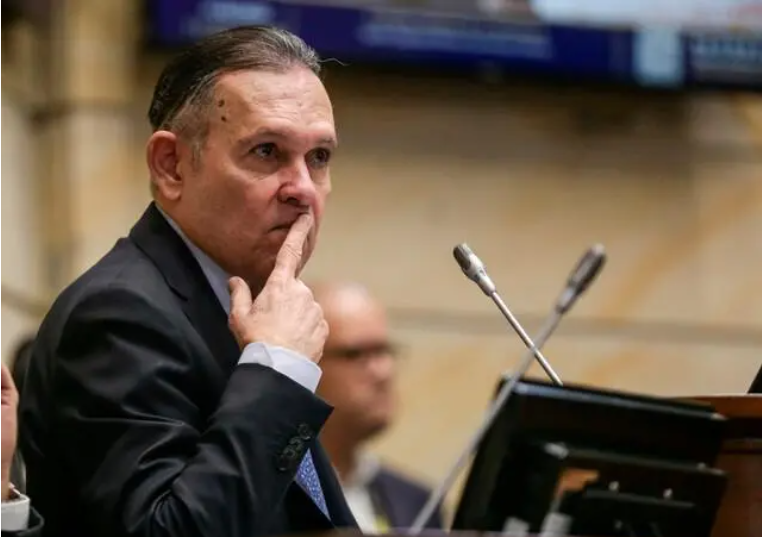Efraín Cepeda critica preguntas de la consulta popular del Gobierno Petro por ignorar crisis laboral en Colombia