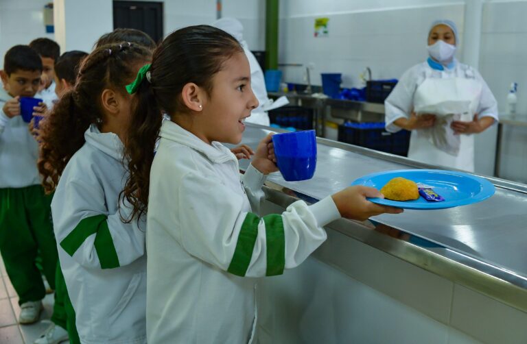 PAE 2025 Proveerá Alimentación a Más de 2,000 Estudiantes Directamente en sus Escuelas