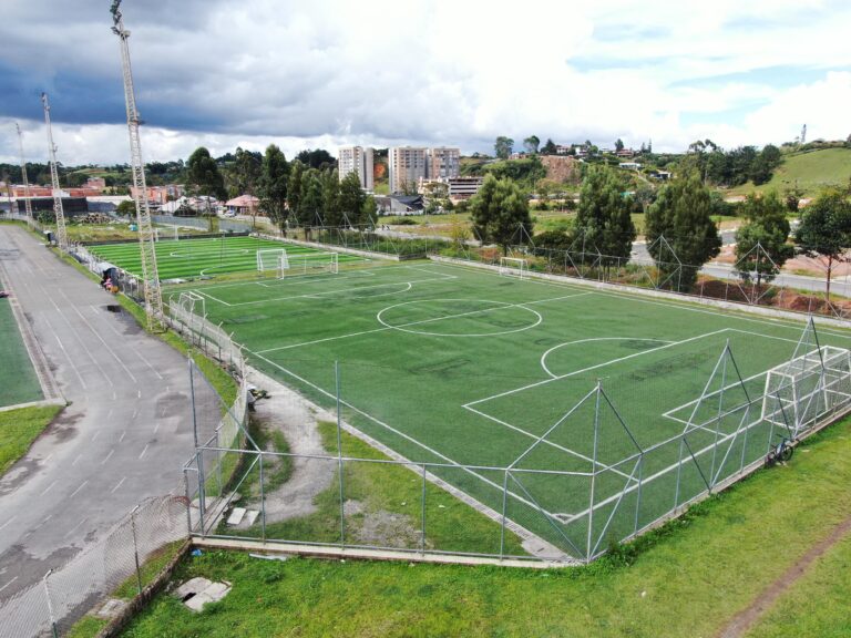 Mejoramiento de escenarios deportivos en El Carmen de Viboral: avances en la zona norte