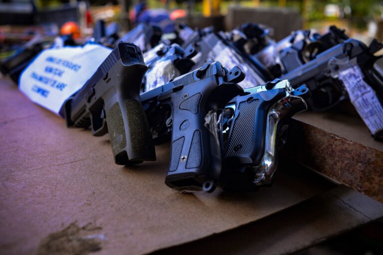 Rionegro fortalece su compromiso con la seguridad: destruyen más de 500 armas blancas y 28 de fogueo