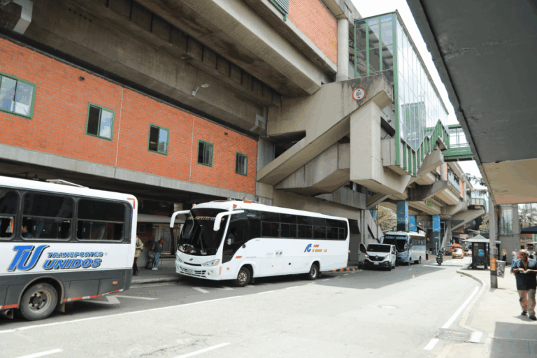 Pago con Tarjeta Cívica para Transporte entre Medellín y El Carmen de Viboral: Comodidad y Eficiencia Mejora la Experiencia de Viaje