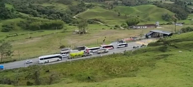El Peaje ubicado en inmediaciones de El Santuario, fue cerrado por espacio de 3 horas de forma pacífica por Conductores