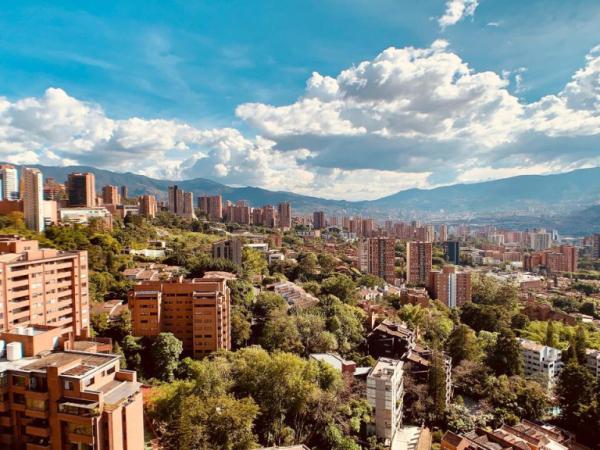 Descubre el Barrio de Medellín con las Mujeres Más Bellas Según IA