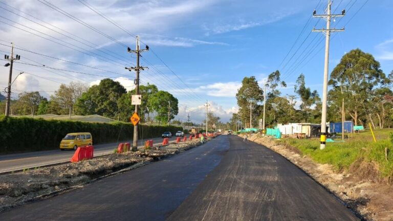 Instalación del separador central en la vía La Ceja–Rionegro para mejorar la seguridad vial