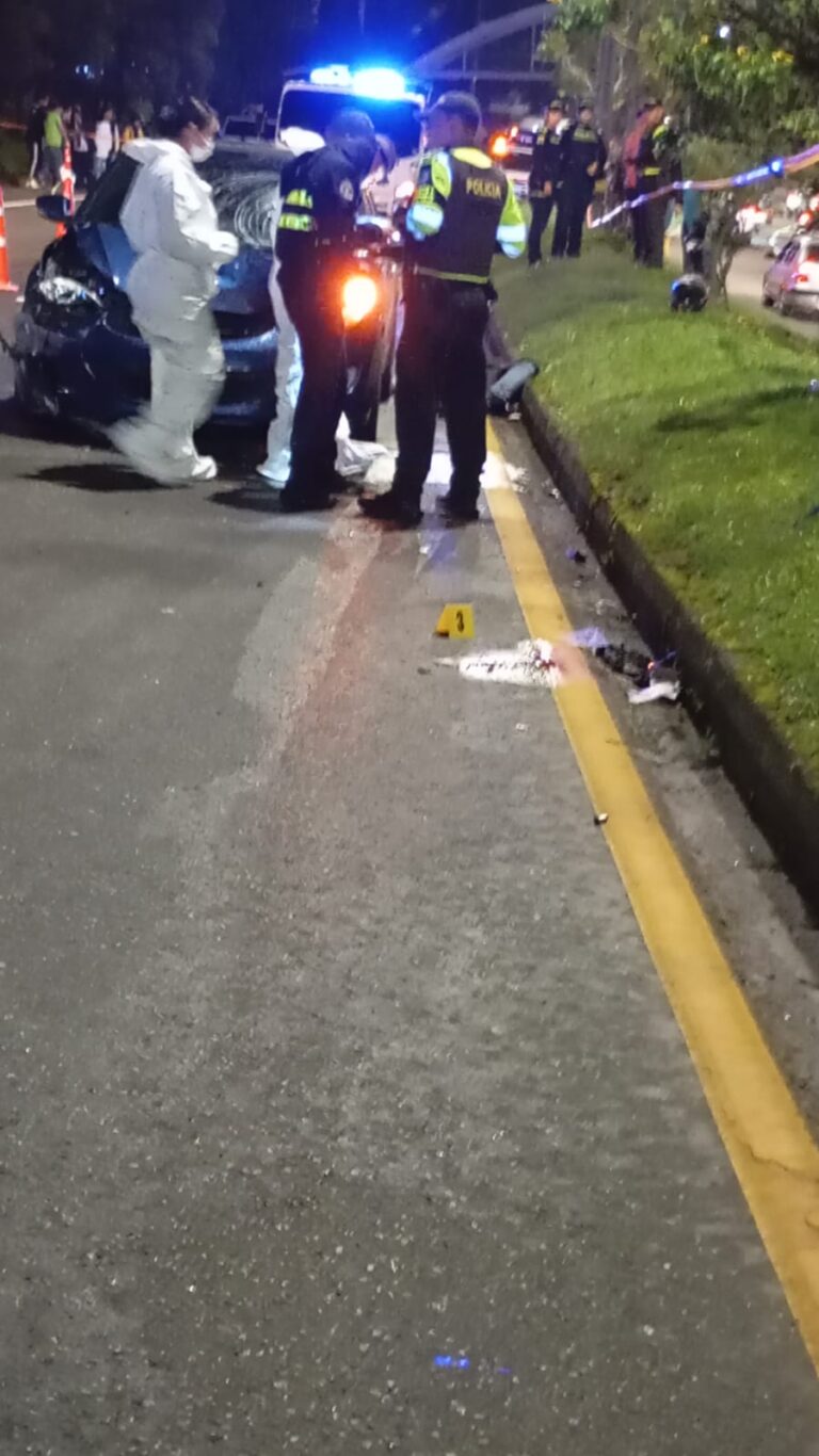 Dos personas fallecieron y una menor permanece en estado crítico tras accidente en la autopista Medellín-Bogotá.