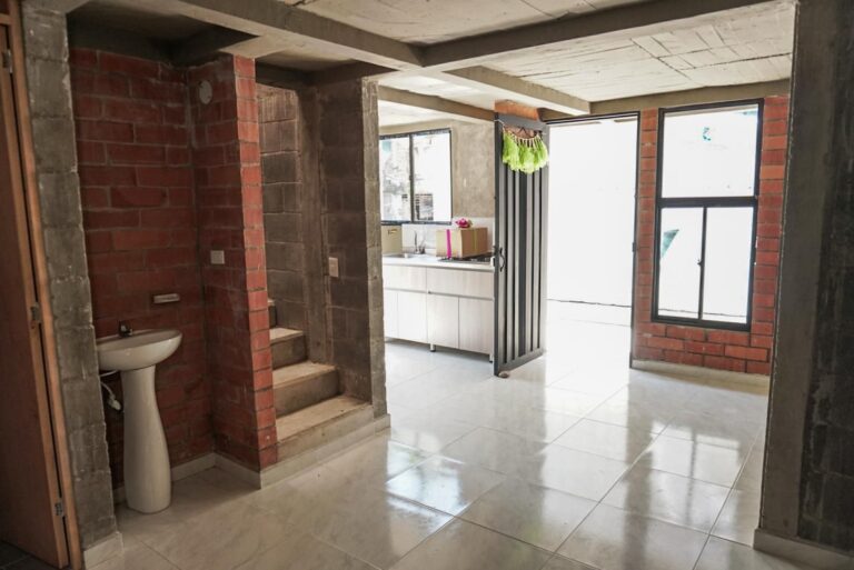 Gobernador Andrés Julián entregó ocho viviendas a familias damnificadas por lluvias en Dabeiba