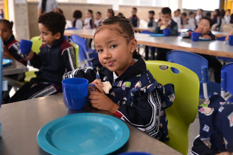 Rionegro le dice adiós a la comida empacada: estudiantes ahora reciben alimentos calientes preparados en sitio