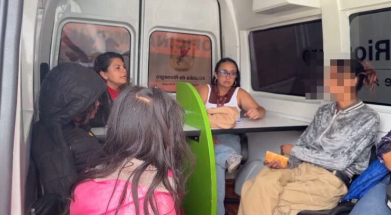 Rescatan a dos menores extranjeros que vivían en cambuches bajo puentes en Rionegro