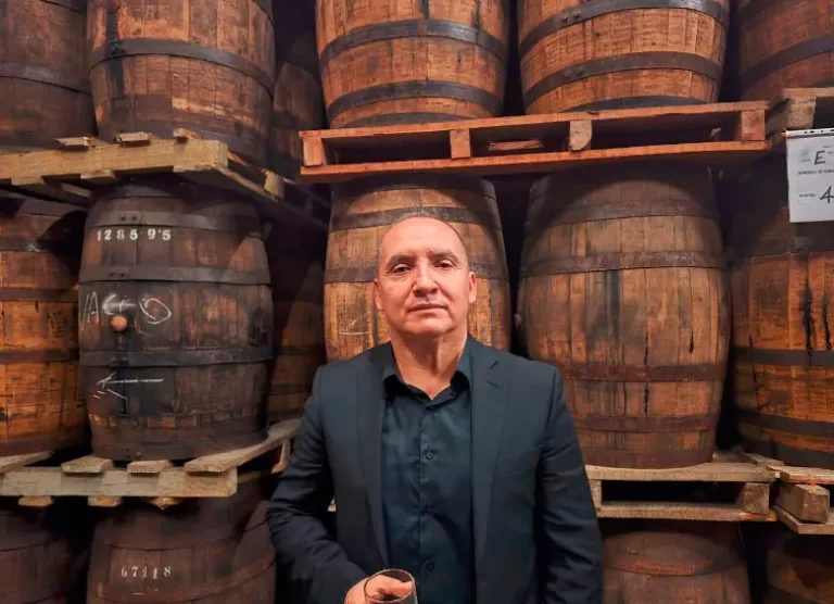 Maestro Ronero Hugo Álvarez: Transformación y Expansión de la Fábrica de Licores de Antioquia