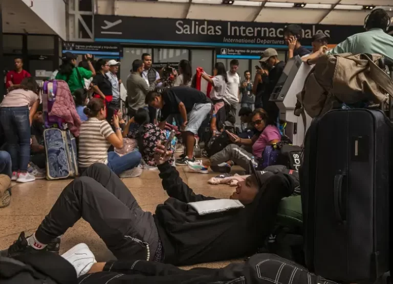 Alcaldía de Medellín Ofrece Solución a Largas Filas en Aeropuerto José María Córdova sin Respuesta de Migración Colombia