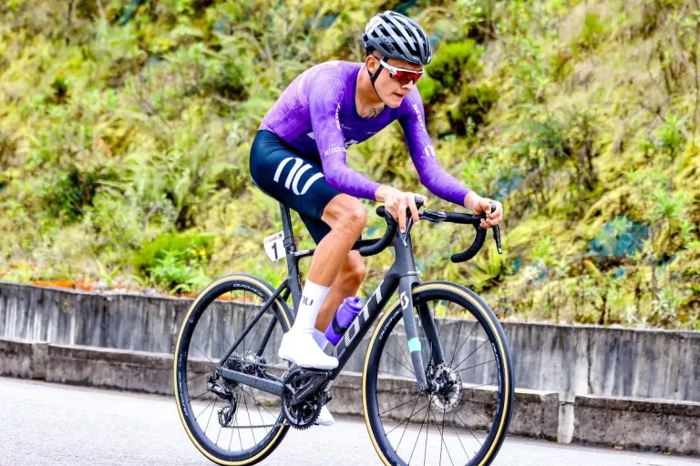 Rodrigo Contreras Gana la CRI en Vuelta a Colombia 2025 y Asume Liderato General