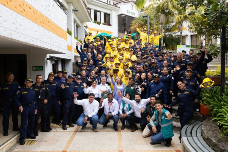 Brigada Forestal del Oriente Antioqueño recibe certificación nacional: 33 bomberos listos para enfrentar incendios forestales