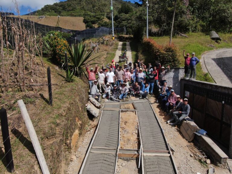 El Carmen de Viboral mejora la movilidad rural con nuevos rieles y placa huella en seis veredas