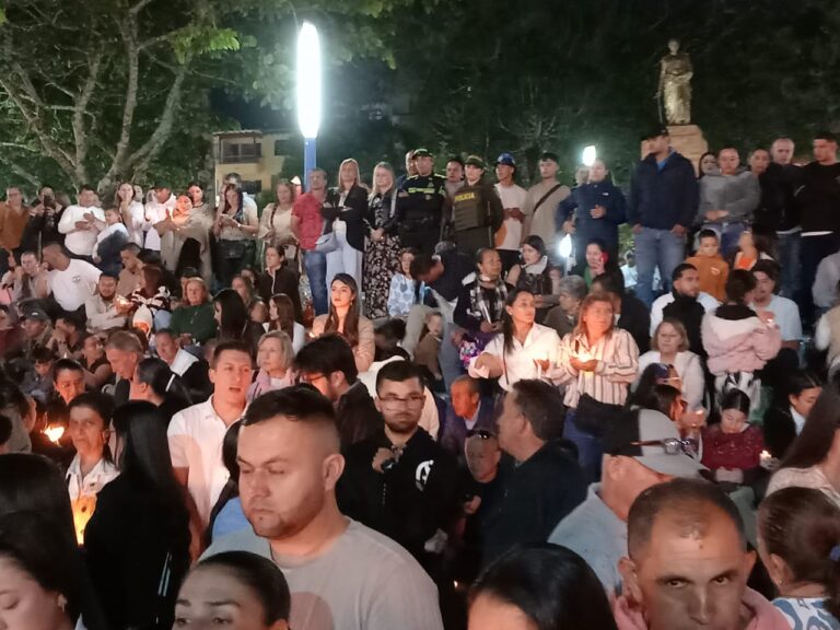 Con una velatón en el Parque Principal, habitantes de El Carmen de Viboral se unieron para rechazar la violencia y pedir por un territorio en paz
