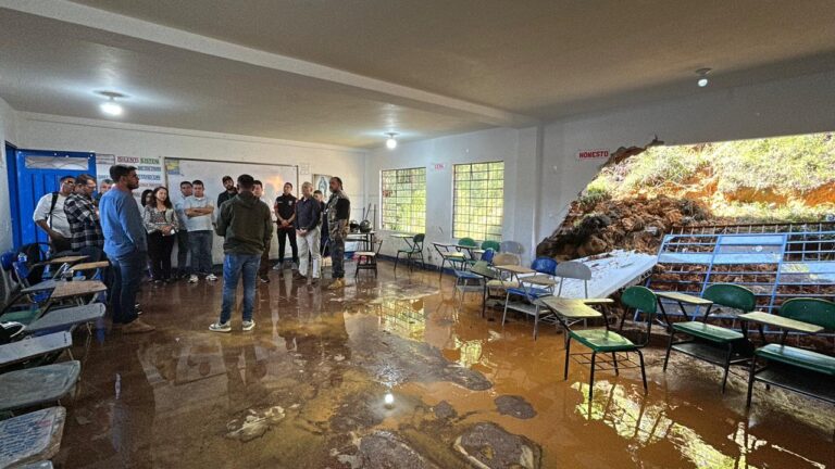 Guarne atiende emergencia por desprendimiento de talud en la Institución Educativa Chaparral