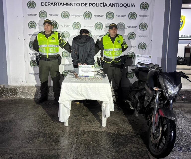 Capturado en la Autopista Medellín–Bogotá con dos armas de fuego y moto alterada