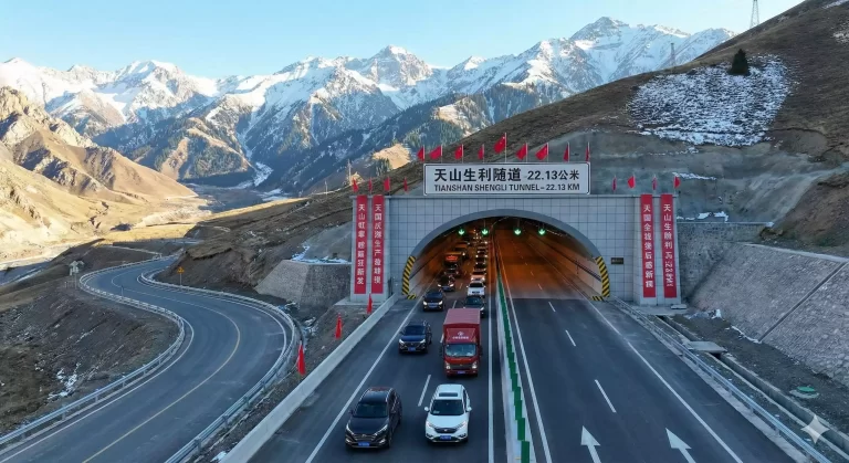 China inaugura el Tianshan Shengli, el túnel de autopista más largo del mundo