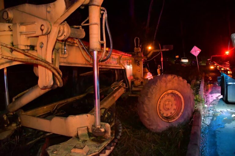 Fue removida la maquinaria amarilla que estaba abandonada en la vía Carabanchel – La María. El alcalde de El Retiro acompañó el procedimiento