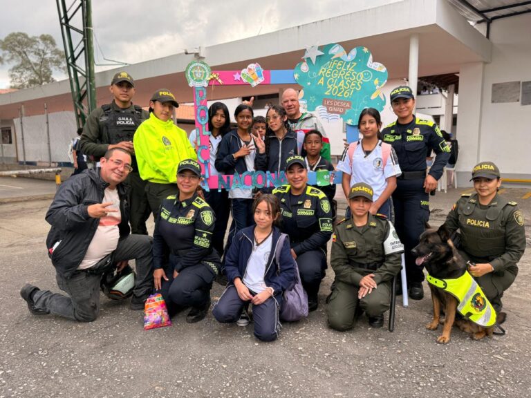 Regresa el Plan Padrino: Policía acompaña a los estudiantes de La Ceja en la entrada y salida de los colegios