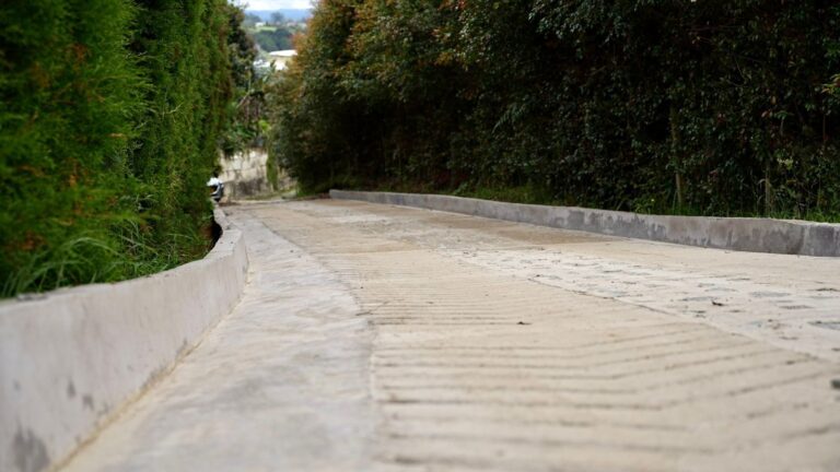 Rionegro fortalece la movilidad rural con la entrega de 600 metros de placa huella en el corregimiento Sur