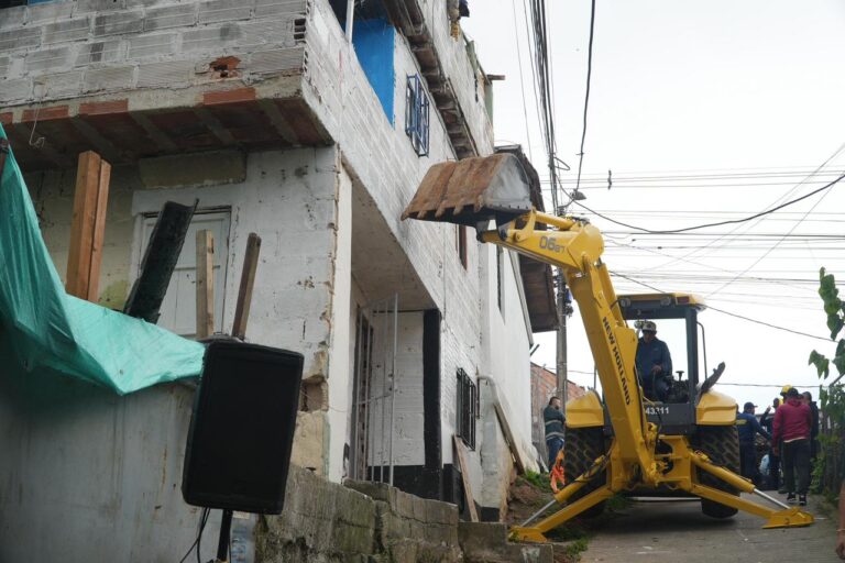 Golpe al crimen en Rionegro: demolición de tres casas usadas para microtráfico y delitos