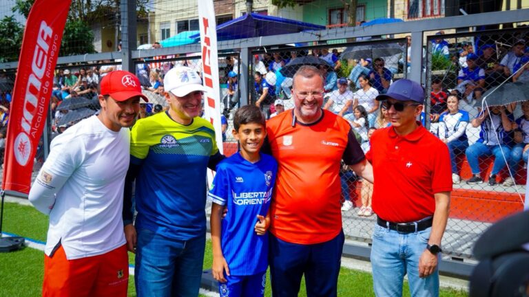 Más de 2.000 personas participaron en el desfile inaugural del Torneo IMER 2026 en Rionegro