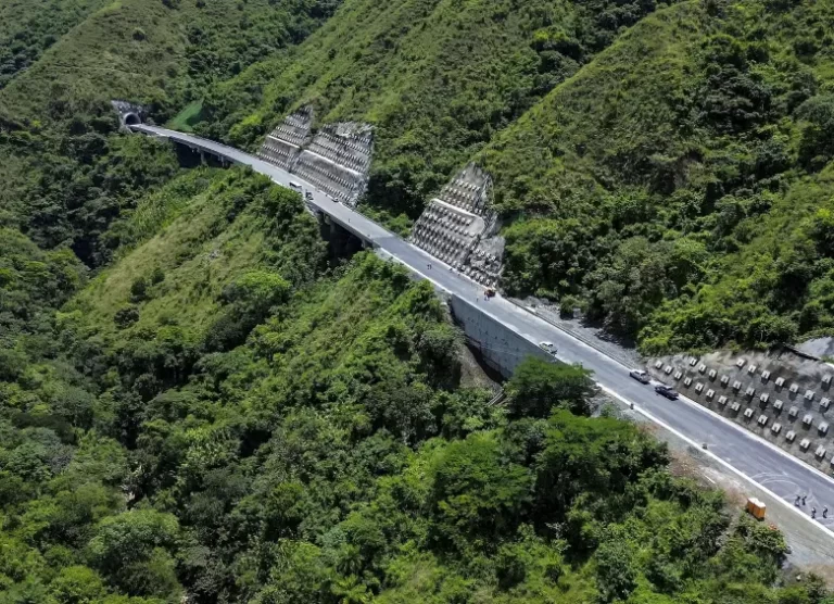 Inversión Histórica en Antioquia: Pavimentación de 634 km en 42 Municipios para 2026