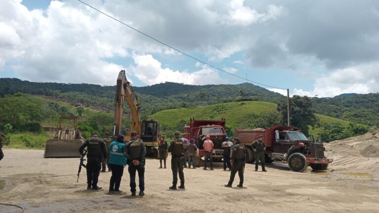 Operativo ambiental en el río San Carlos deja cuatro capturados y maquinaria decomisada