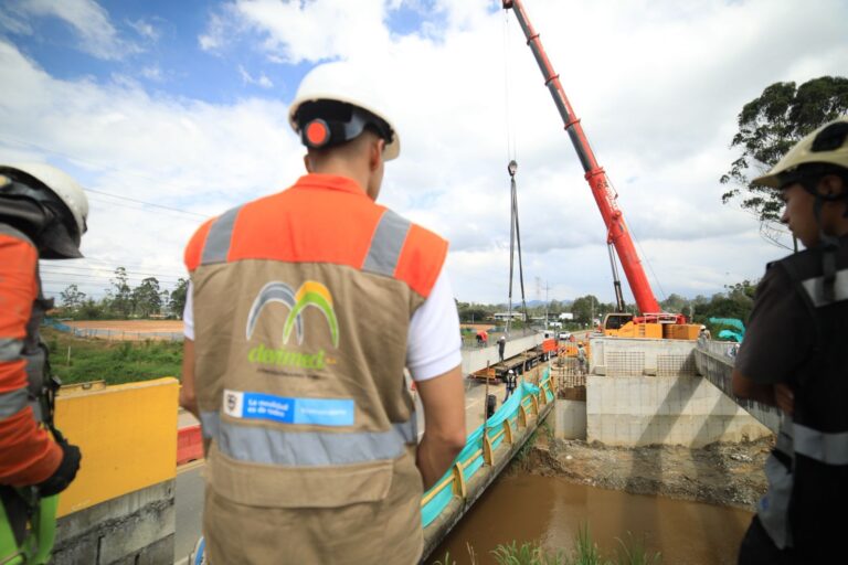 Devimed izó hoy las cuatro vigas para el puente sobre el río Negro, en las obras de la doble calzada Tablazo-Llanogrande