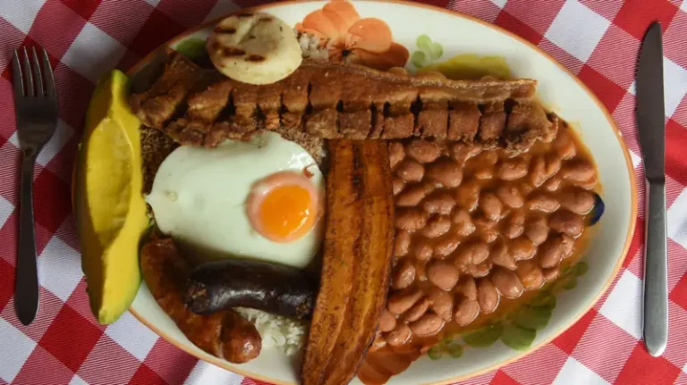 La bandeja paisa: cómo este plato típico de Antioquia se convirtió en un ícono gastronómico de Colombia