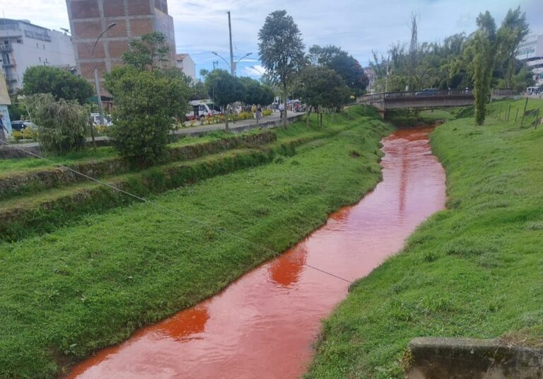 Cornare suspendió vertimientos tras coloración rojiza en la quebrada La Marinilla en Marinilla, Antioquia