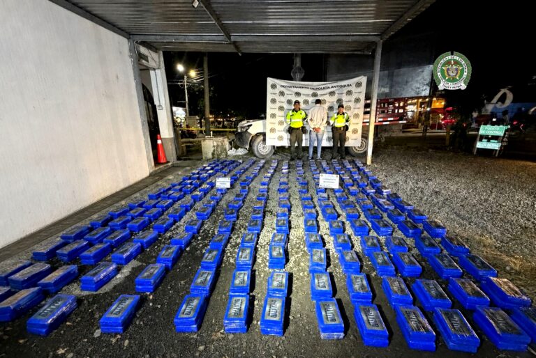 INCAUTADOS 448 PAQUETES DE CLORHIDRATO DE COCAÍNA EN VÍA DE ANTIOQUIA