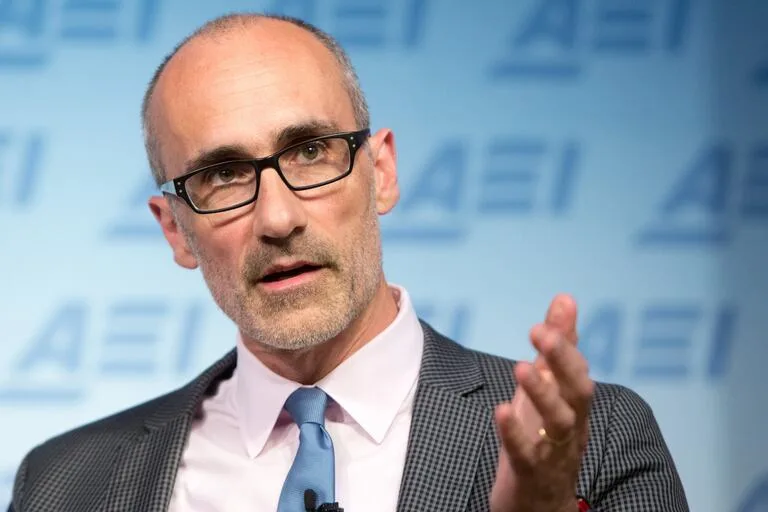 Arthur Brooks de Harvard explica cómo el aprendizaje constante impulsa el bienestar y el crecimiento personal