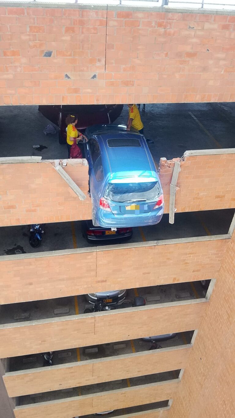 Bomberos de Rionegro evitaron la caída de un vehículo desde un séptimo piso