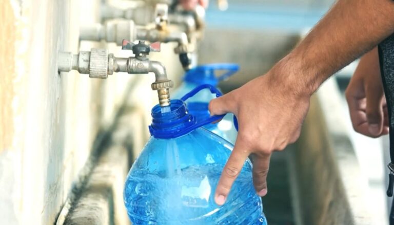 Más de 1.400 habitantes de Senderos de Cimarronas en Rionegro completan seis días sin agua potable por conflicto entre operador y EPM