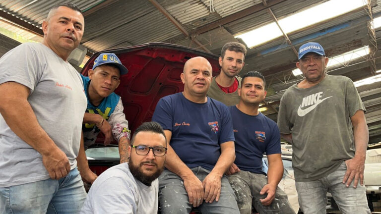Salazcar Manizales: Taller familiar en Aranjuez con más de 50 años de historia que repara gratis carros a quienes más lo necesitan